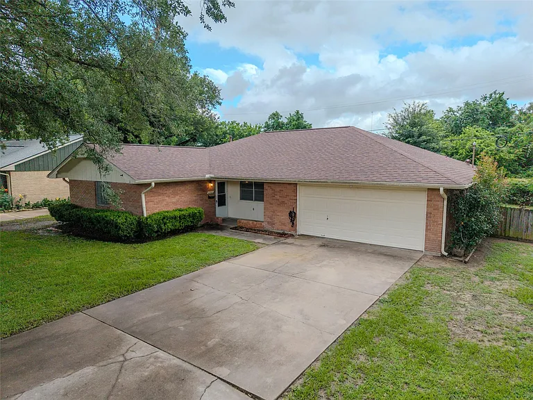 2308 Hillcrest Dr — Photo 2
