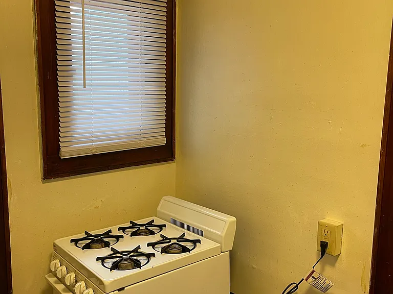 816 E Market St #C — Photo 6