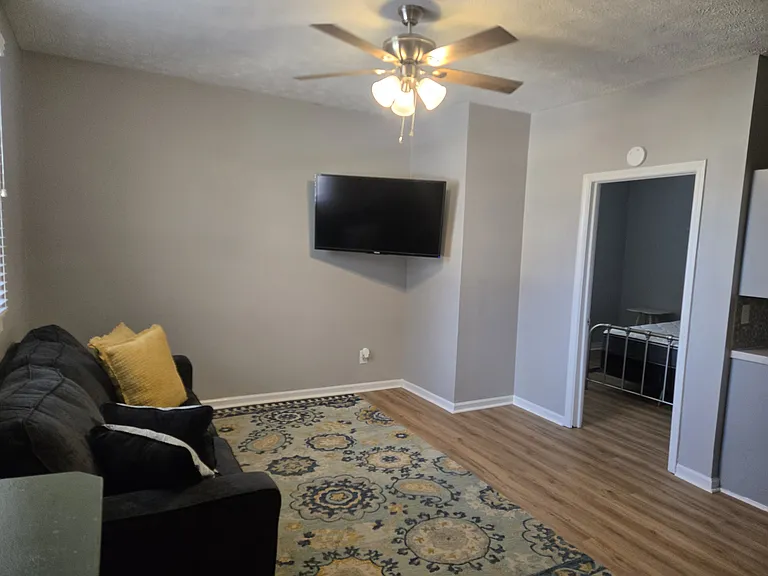 214 Country Club Ln #C — Photo 3