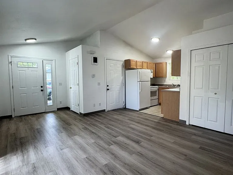 543 Hanover St — Photo 9