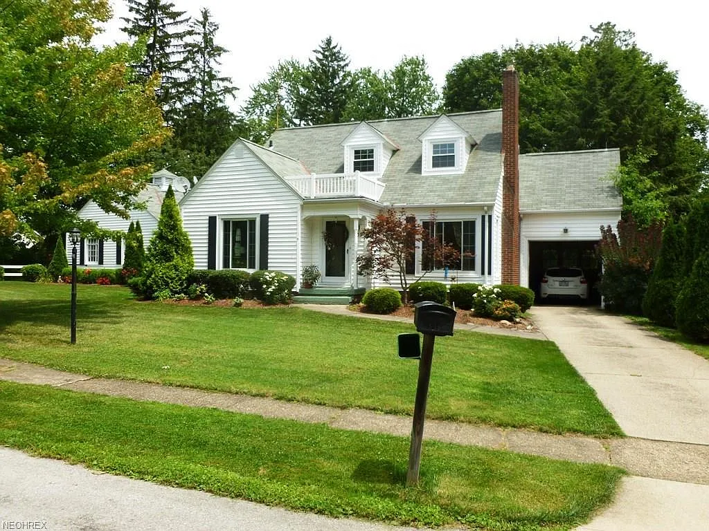 639 Hillcrest Dr photo 1
