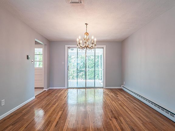 5th image of 20 Fieldstone Dr