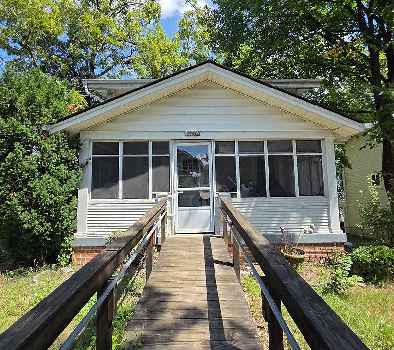 1st image of 2137 30th St NE
