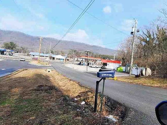 5th image of 144 Country Club Rd