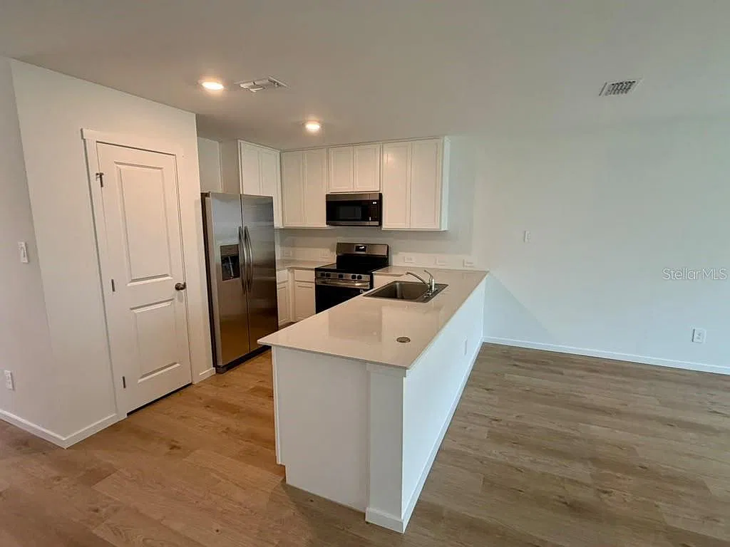 3 bed, 2.5 bath, 1386 sqft, $2,000 — Photo 2