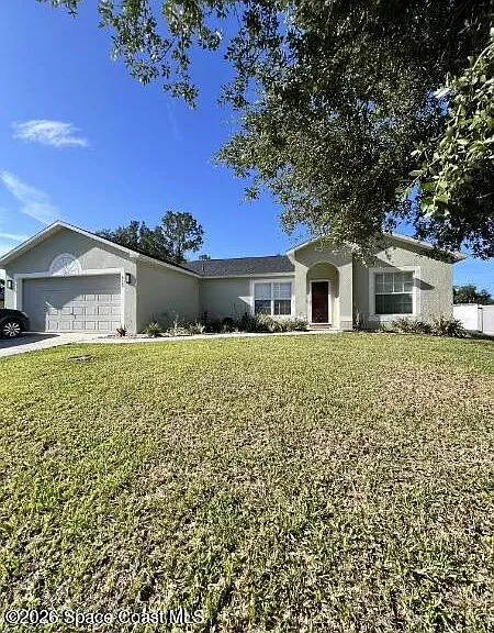 Welcome home.
Quality craftsmanship, timeless design, and room to breathe_inside and out.