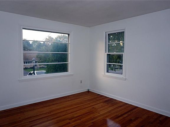 4th image of 305 Glenview Pkwy