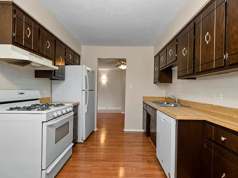 13616 Lamon Ave #411 — Photo 10