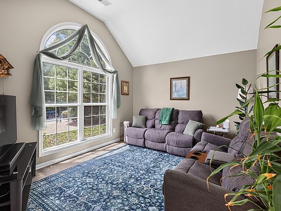 5th image of 8 Otter Trail Ct