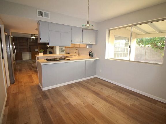 5th image of 901 E 10th Pl