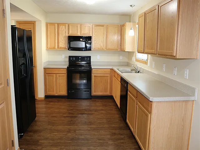 4 bed, 2.5 bath, 1764 sqft, $2,380 — Photo 2