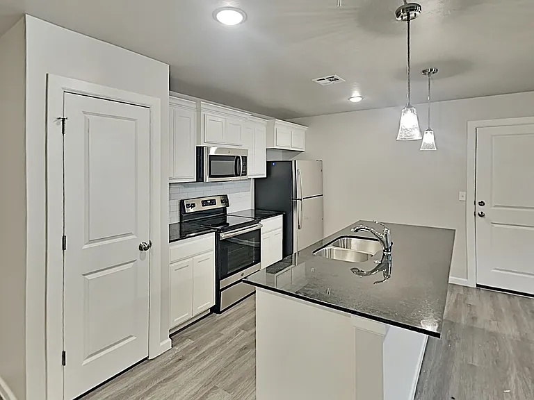 11205 Howard Dr — Photo 4