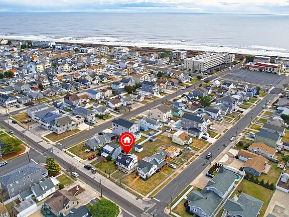 4th image of 712 W Beach Ave #A