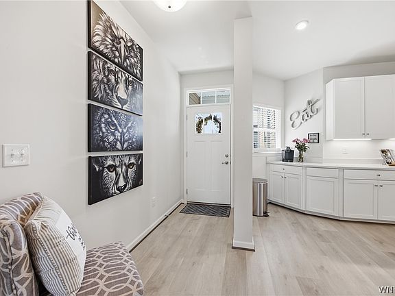 5th image of 155 Sandstone Cir