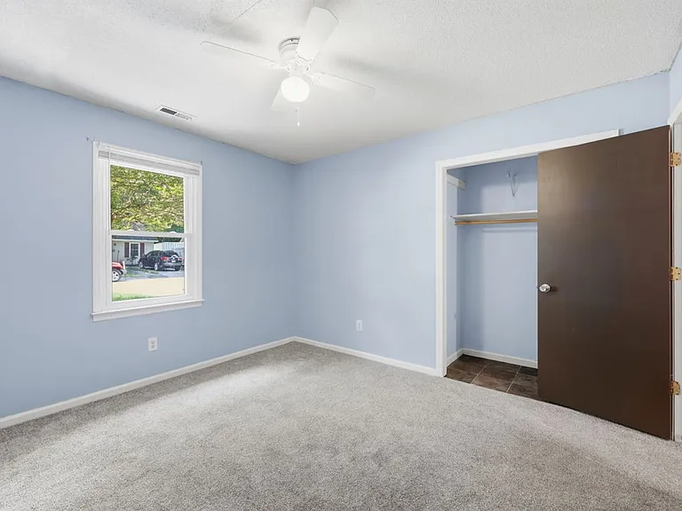 406 Cedar Creek Dr — Photo 8