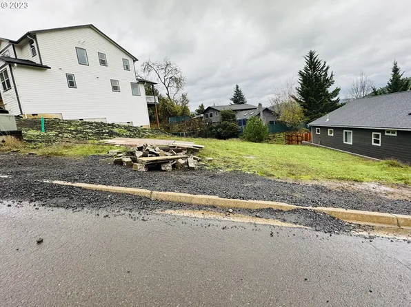 939 SE Golden Eagle Ave, Roseburg, OR 97470