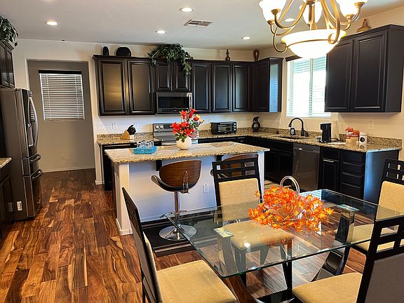 2nd image of 905 W Desert Hollow Dr