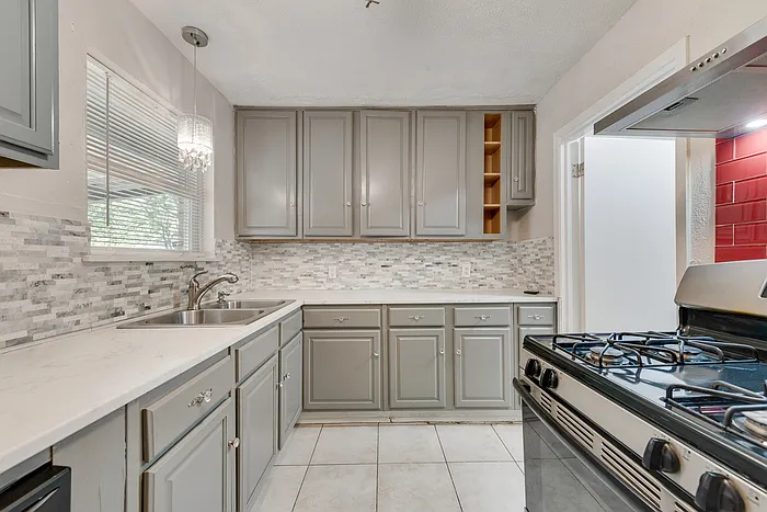 3404 Gray Dr — Photo 2