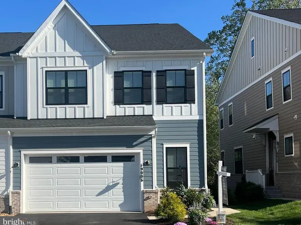 19006 Coral Reef Sq, Leesburg, VA 20176