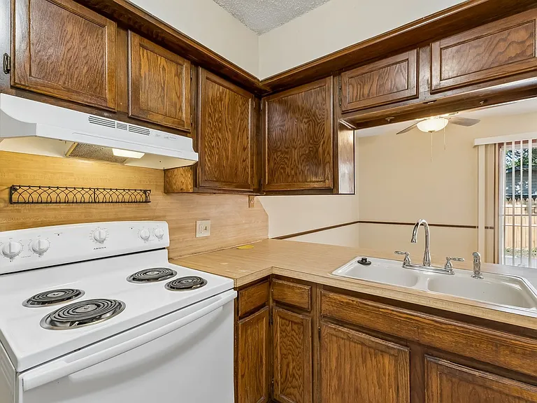 208 Hudson Pl — Photo 10