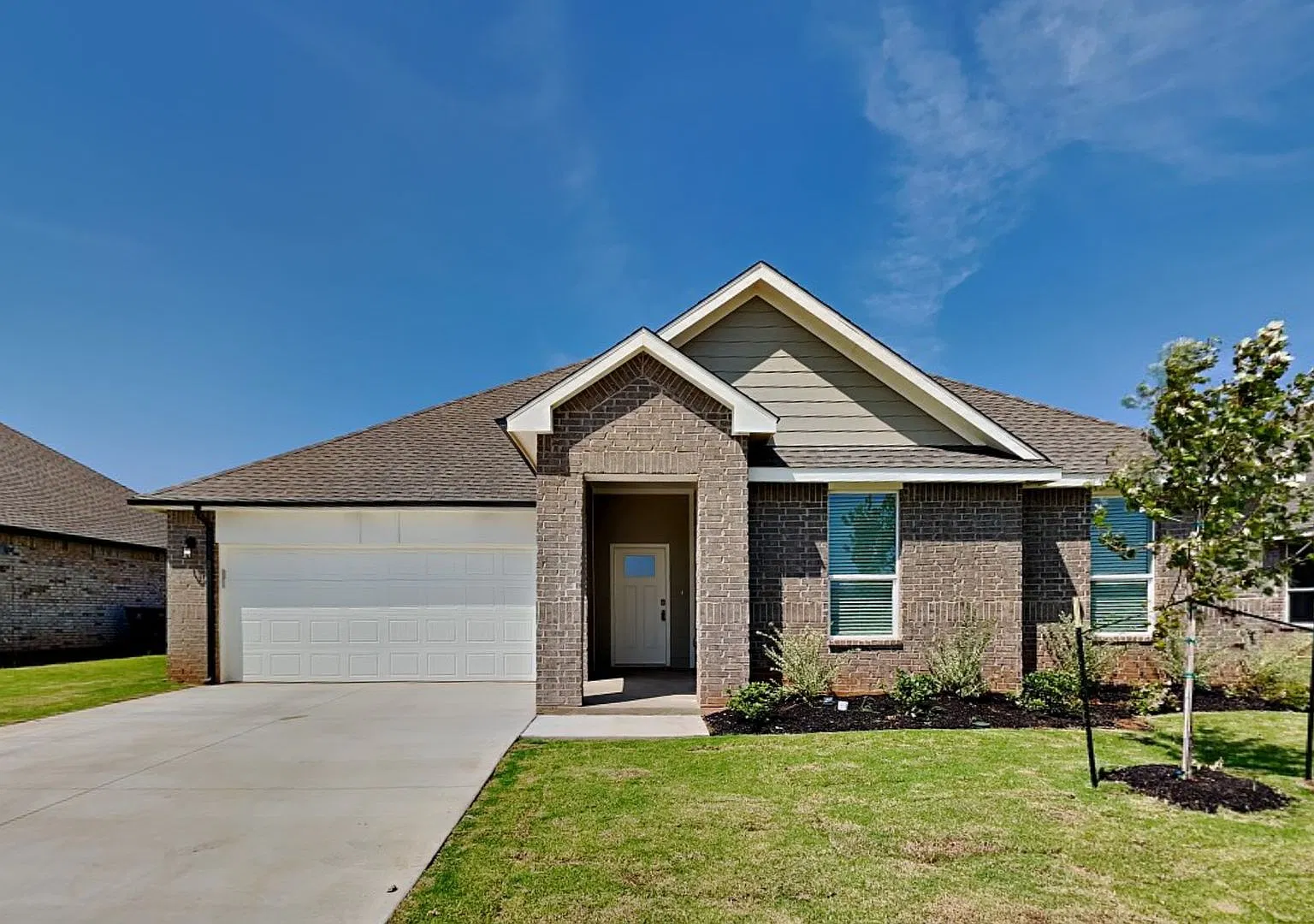 Beautiful 4 Bedroom Home in Mustang School District — Photo 1
