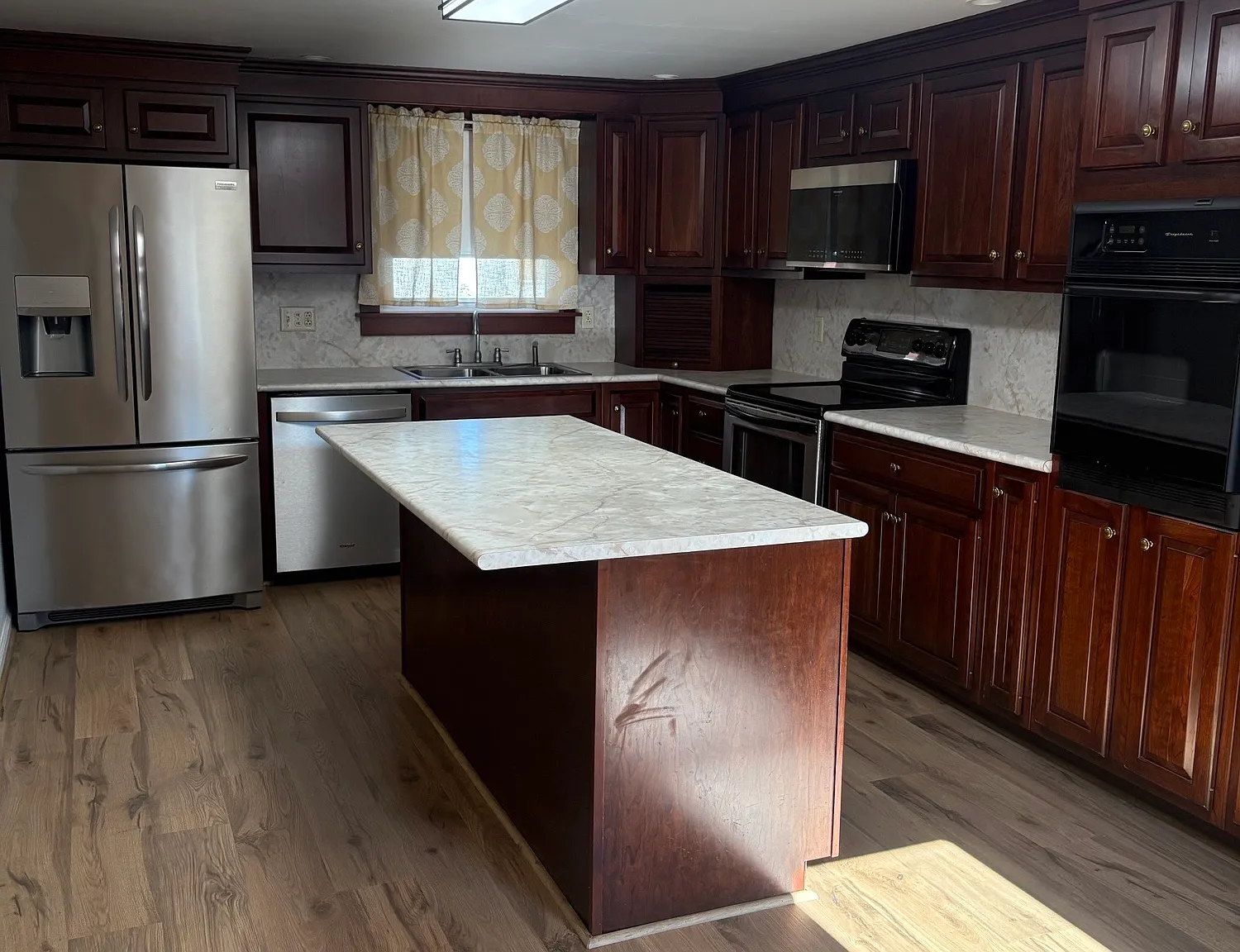 3 bed, 2023 sqft, $2,500 — Photo 1