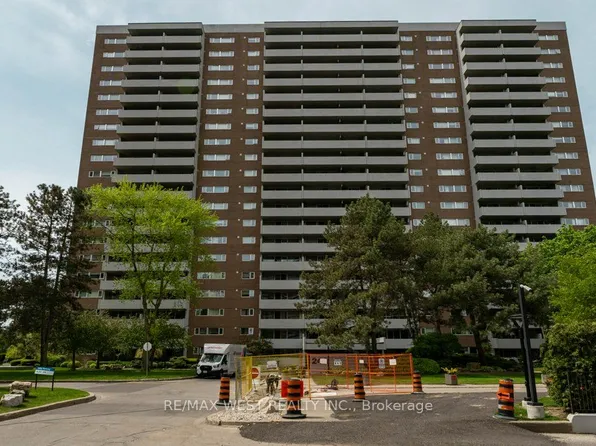 240 Scarlett Rd #807, Toronto, ON M6N 4X4