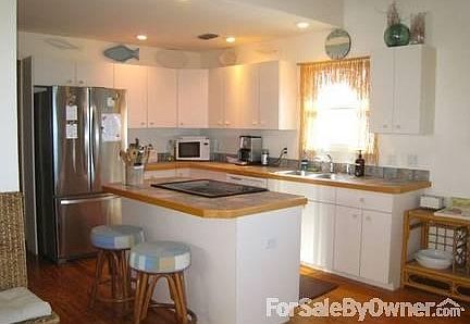 Lovely kitchen with plenty of storage.
						:
						Fully stocked kitchen with SS appliances