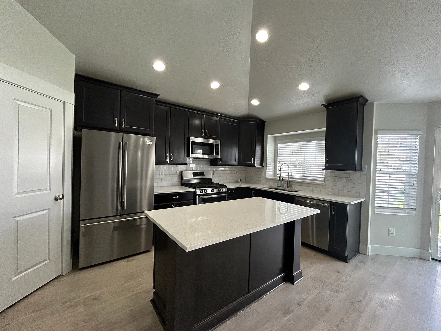 6 bed, 3200 sqft, $3,650 — Photo 3