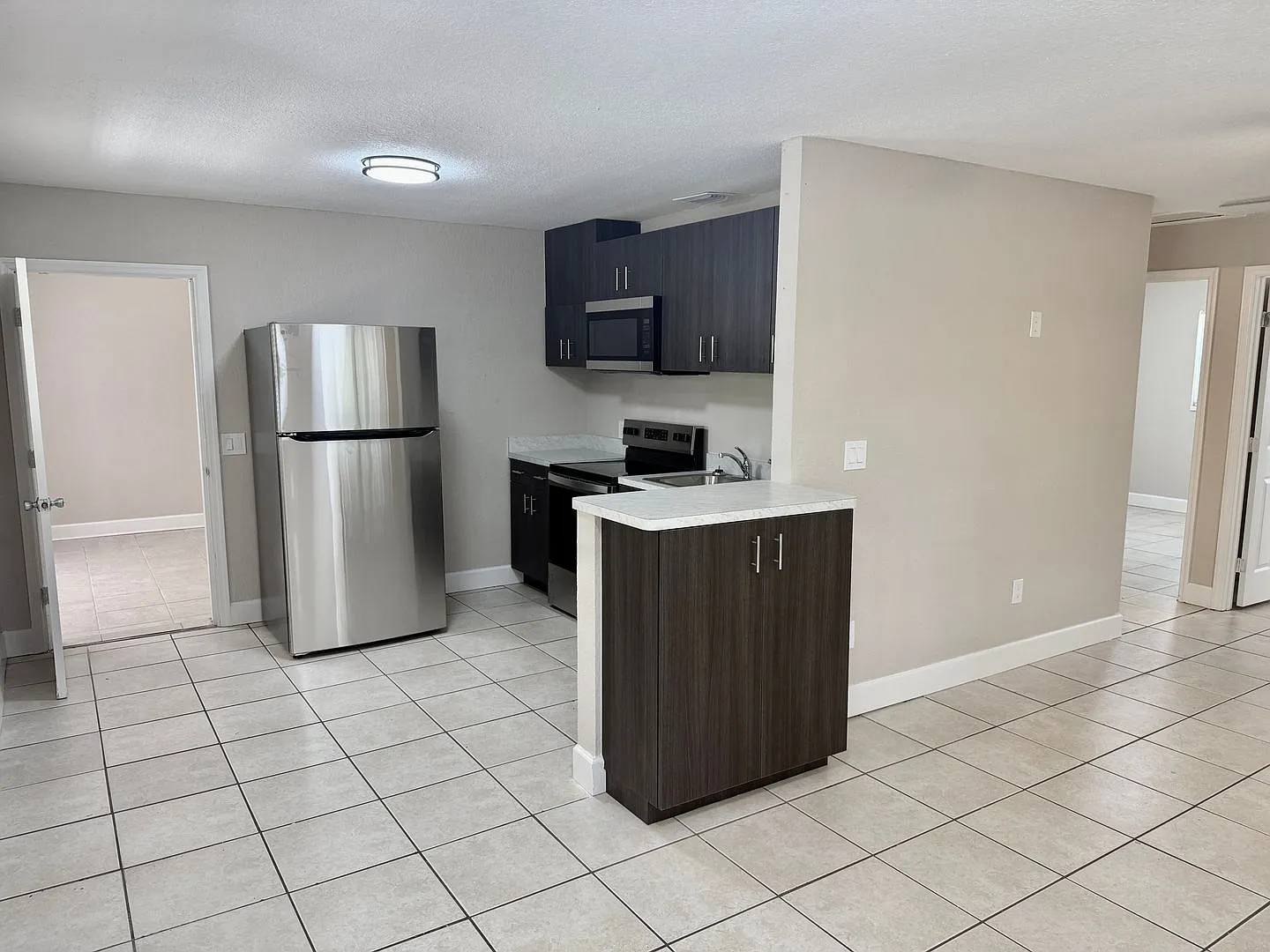 Fully Renovated and Modern 3/1 Available Now! — Photo 2