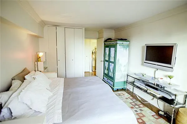 Sold by R New York | media 4