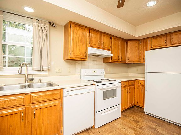 4th image of 8724 Shoreham Blvd