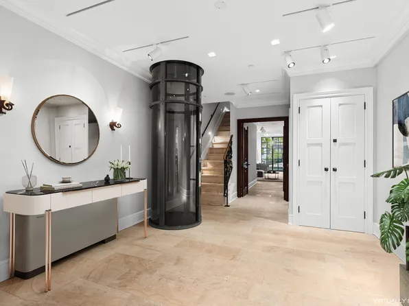 320 East 55th Street image 1 of 18