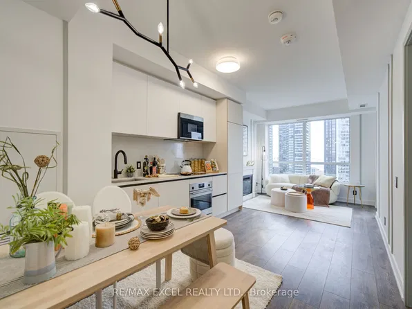 108 Peter St #2708, Toronto, ON M5V 0W2