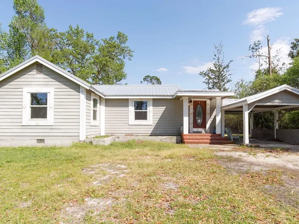 17714 Center Dr, Fountain, FL 32438