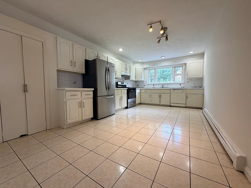 141-143 Bloomingdale St #1