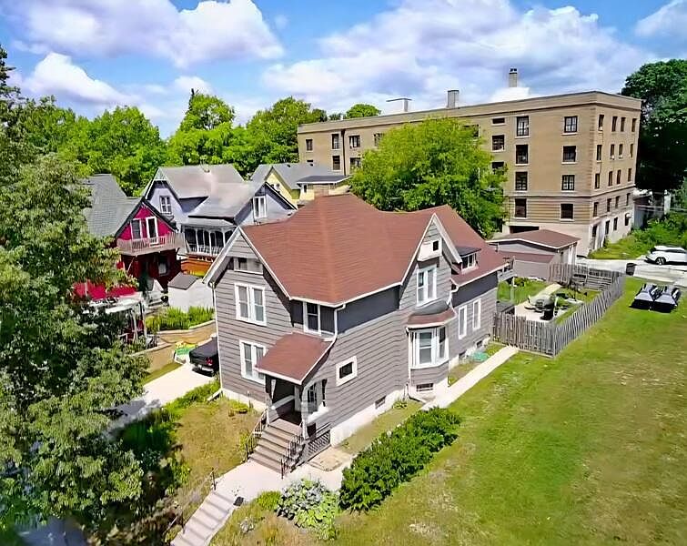 1st image of 422 Niagara AVENUE
