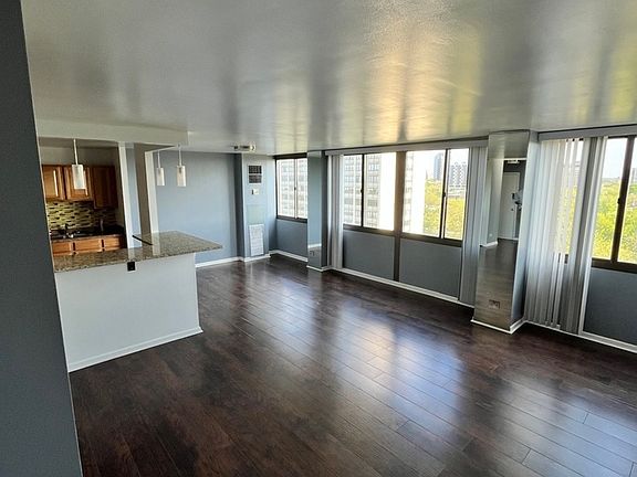 3rd image of 4800 S Lake Park Ave APT 1012