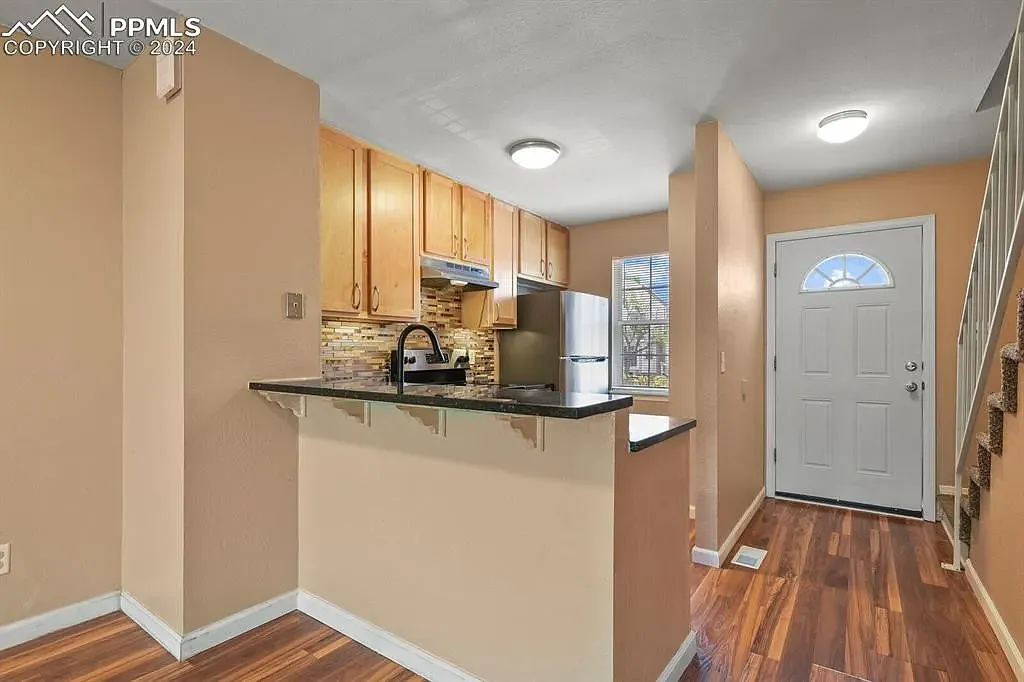 3 bed, 1233 sqft, $2,000 — Photo 2