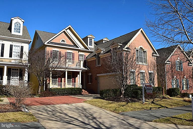 1st image of 332 Oak Knoll Dr