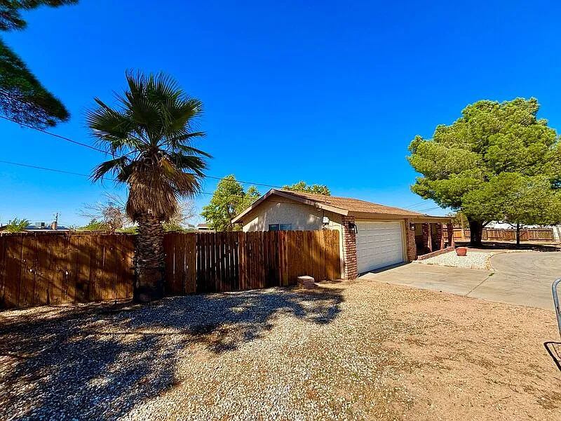 3 bed, 2.0 bath, 1363 sqft, $2,350 — Photo 2