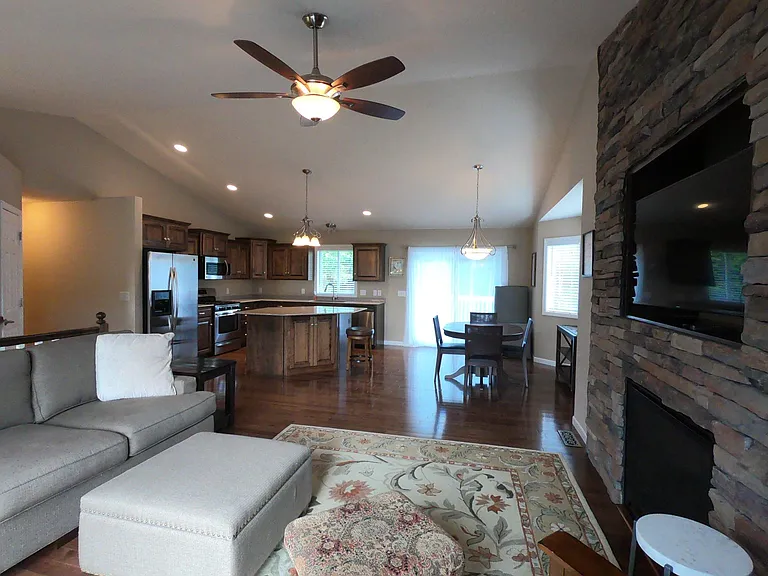5252 Twin Pines St — Photo 8