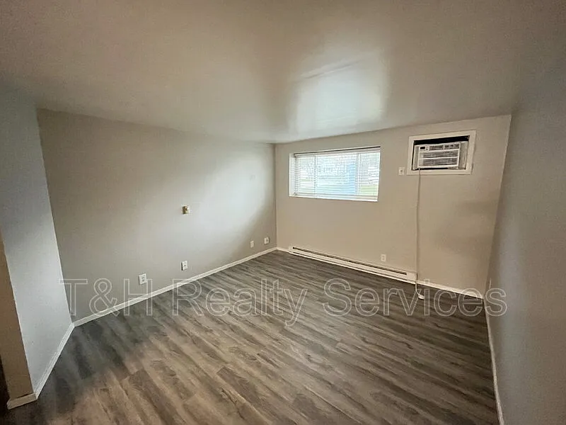 1152 Evans Ave — Photo 2