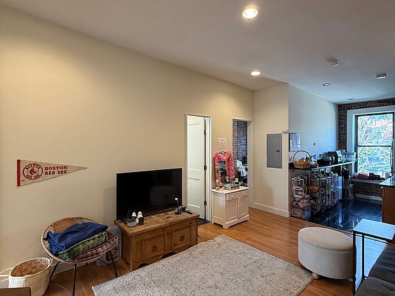 5th image of 23 Cortes St APT 2