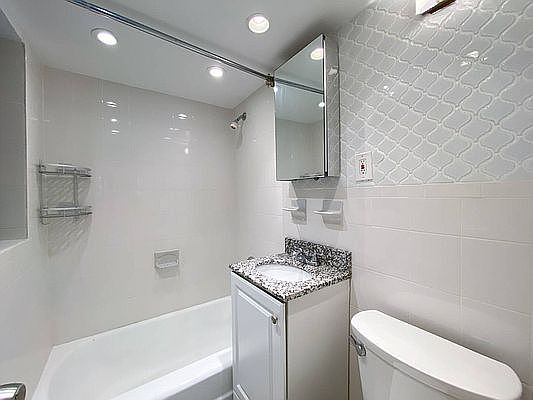 4th image of 330 E 93rd St #Cc