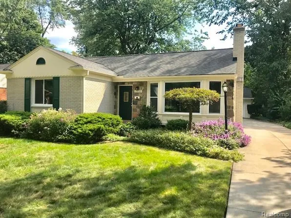 15705 Buckingham Ave, Beverly Hills, MI 48025