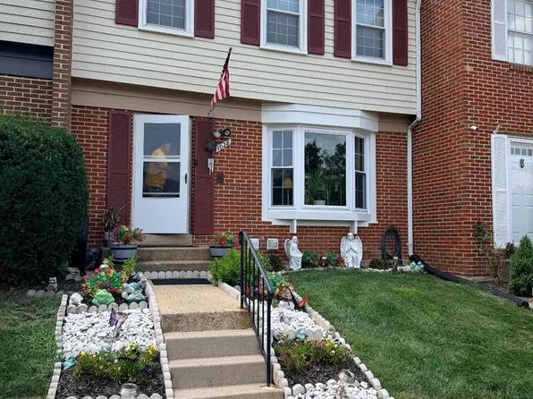 1028 Temple Ct, Sterling, VA 20164