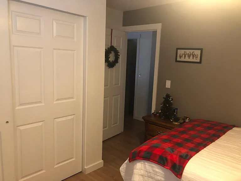 MIddle Bedroom 2 Queen Bed