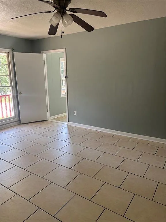 4 bed, 1.0 bath, 1225 sqft, $1,450 — Photo 2