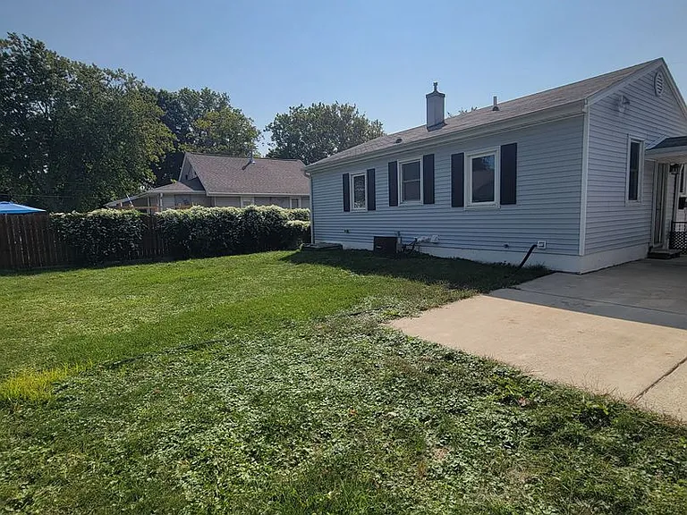 404 E Poplar St — Photo 14